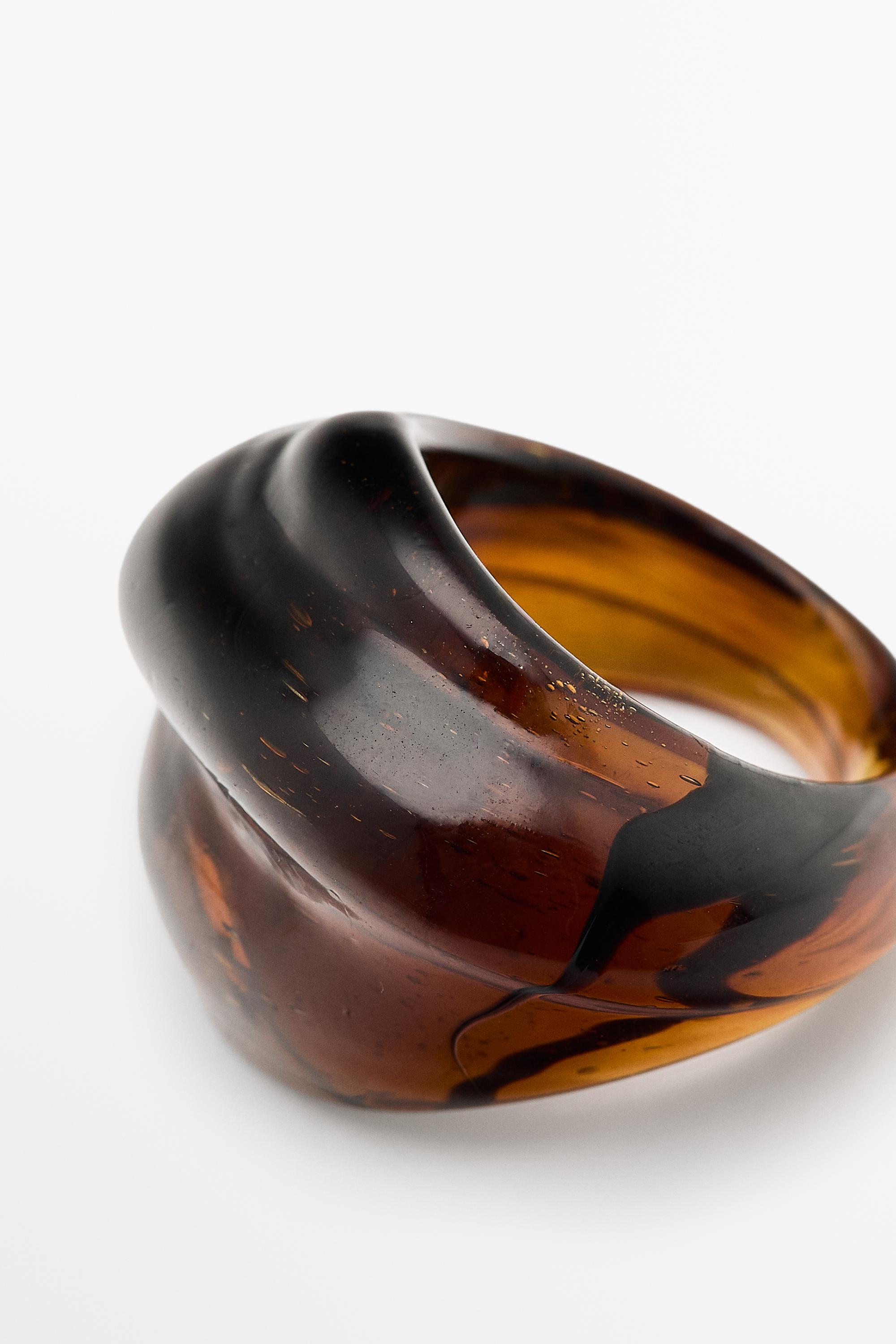 Round volume glass ring